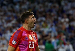 求个好彩头！战佛得角前阿根廷国门大马丁理发，国旗造型引人注目