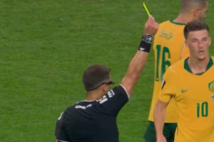 本场第一张黄牌诞生！加时第105分钟，海赛姆·哈桑拉拽染黄