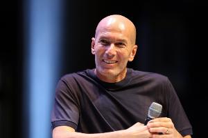 队报：法国议会提高体育协会薪资上限，可能有利于聘请齐达内执教